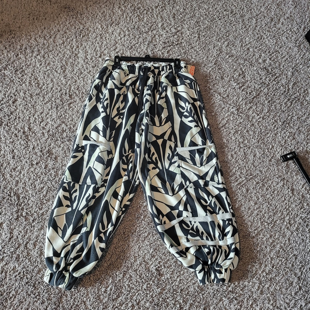 FP Movement - This Feeling Printed Joggers size XS. - Picture 2 of 11